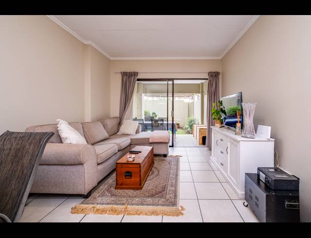 2 BEDROOM APARTMENT FOR SALE IN BRYANSTON